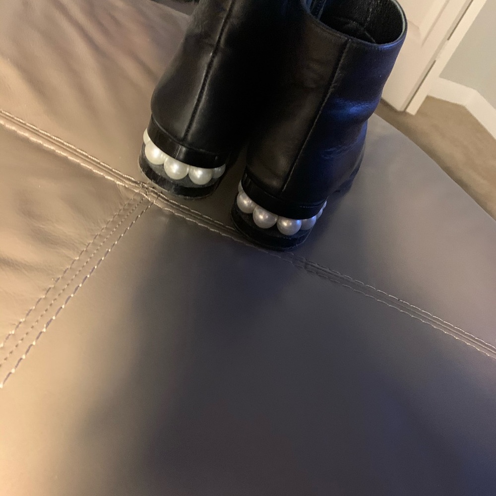 Leather boots with pearls